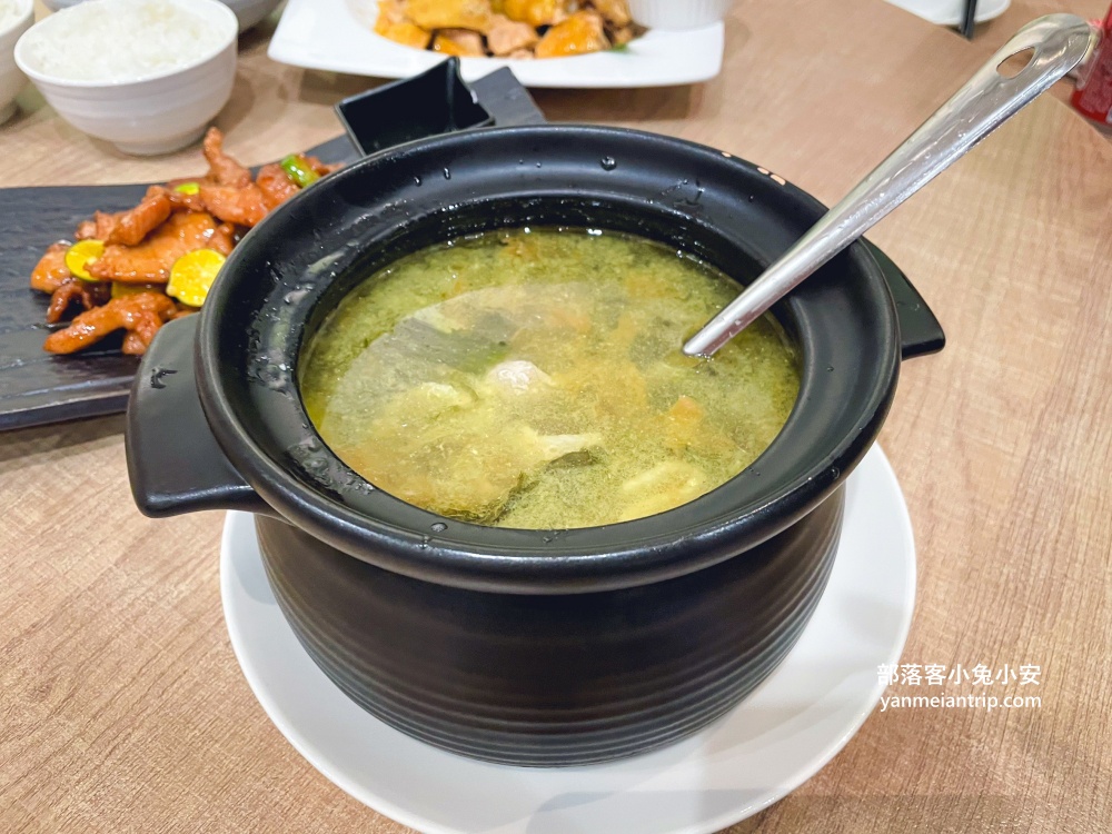 台北【柚子花花客家菜】位於商辦大樓內的客家菜餐廳，必吃桔香金棗豬與花花油雞!