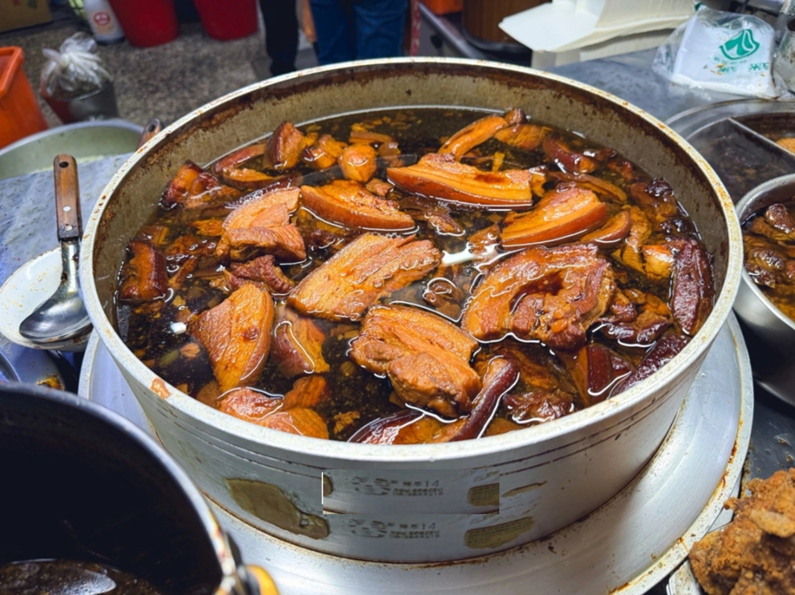 板橋【蔡家排骨飯】福德市場40年排骨飯老字號！免費味噌湯真的很經濟實惠