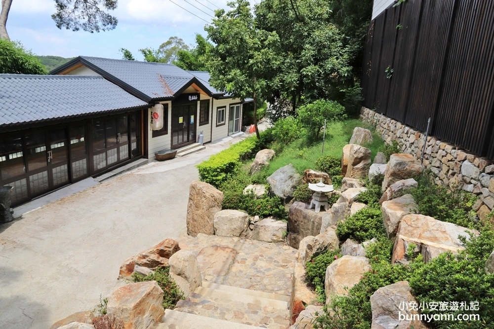 苗栗【綠意山莊】藏在小村莊內的哈比村，門票、住宿、親子景場一次攻略