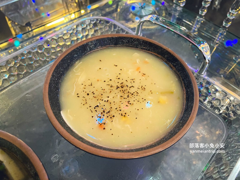 台南【萬霧小籠湯包】平價版鼎泰豐湯包，二樓場景根本迷你版teamLab
