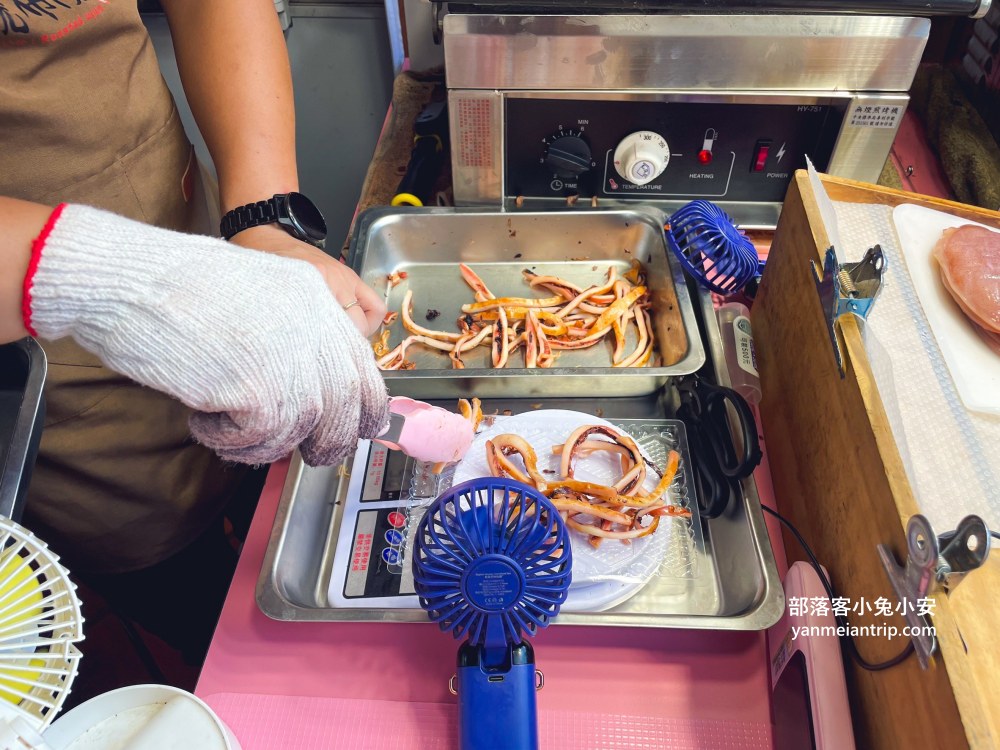 迪化街排隊美食「魷布院鮮烤魷魚」，遠遠就聞到烤魷魚的香氣
