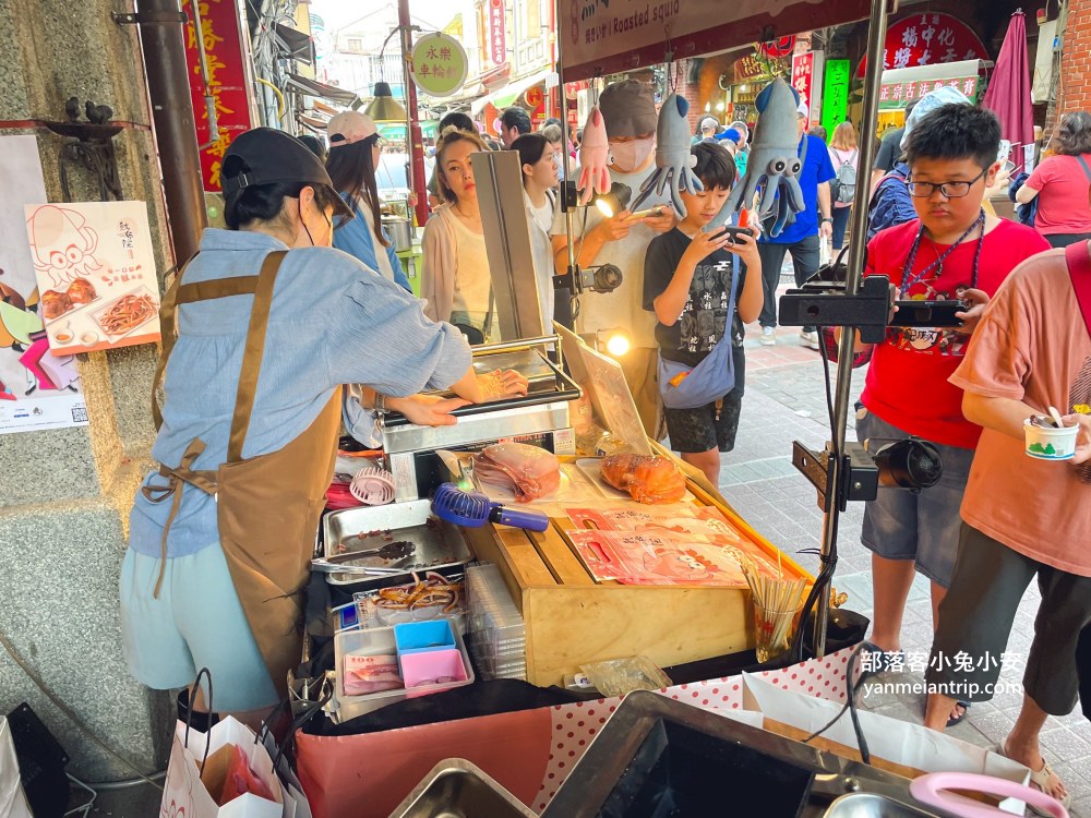 迪化街排隊美食「魷布院鮮烤魷魚」，遠遠就聞到烤魷魚的香氣