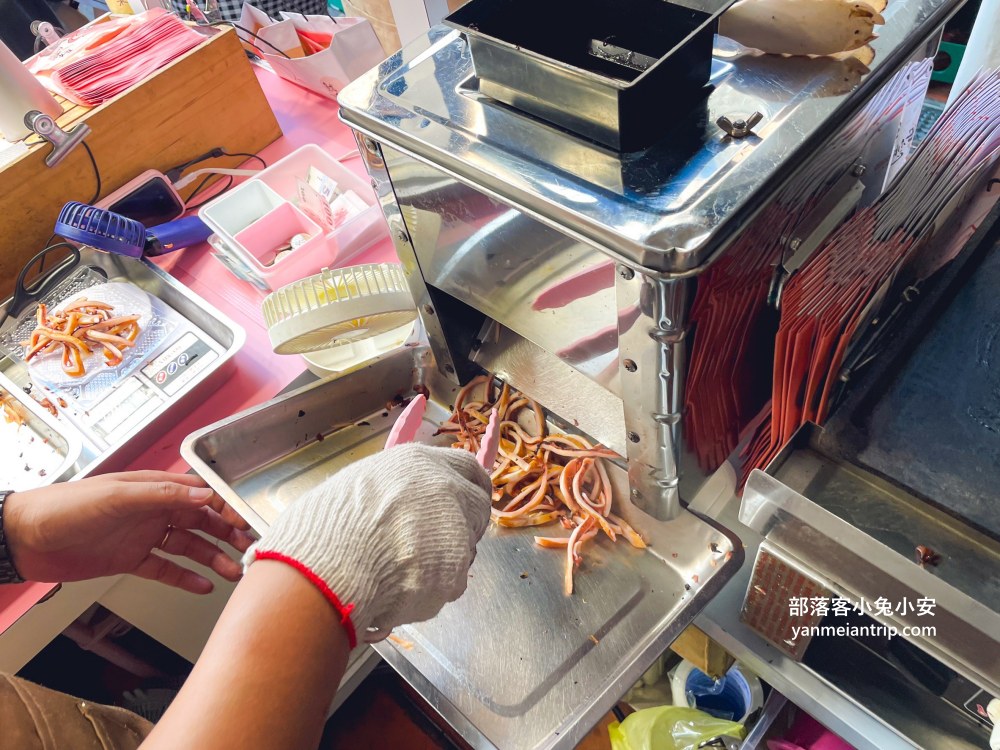 迪化街排隊美食「魷布院鮮烤魷魚」，遠遠就聞到烤魷魚的香氣
