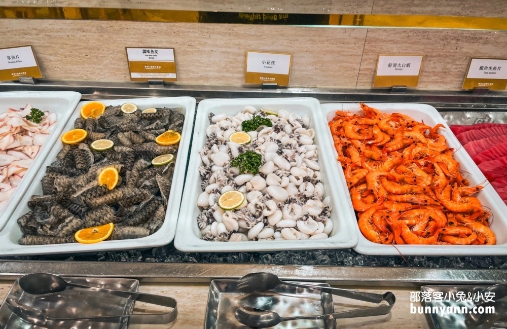 雲林【劍湖山蔚藍西餐廳】餐點選擇超過四十種中西美食，還有多樣甜點、水果與飲料可自由取用。 @小兔小安*旅遊札記