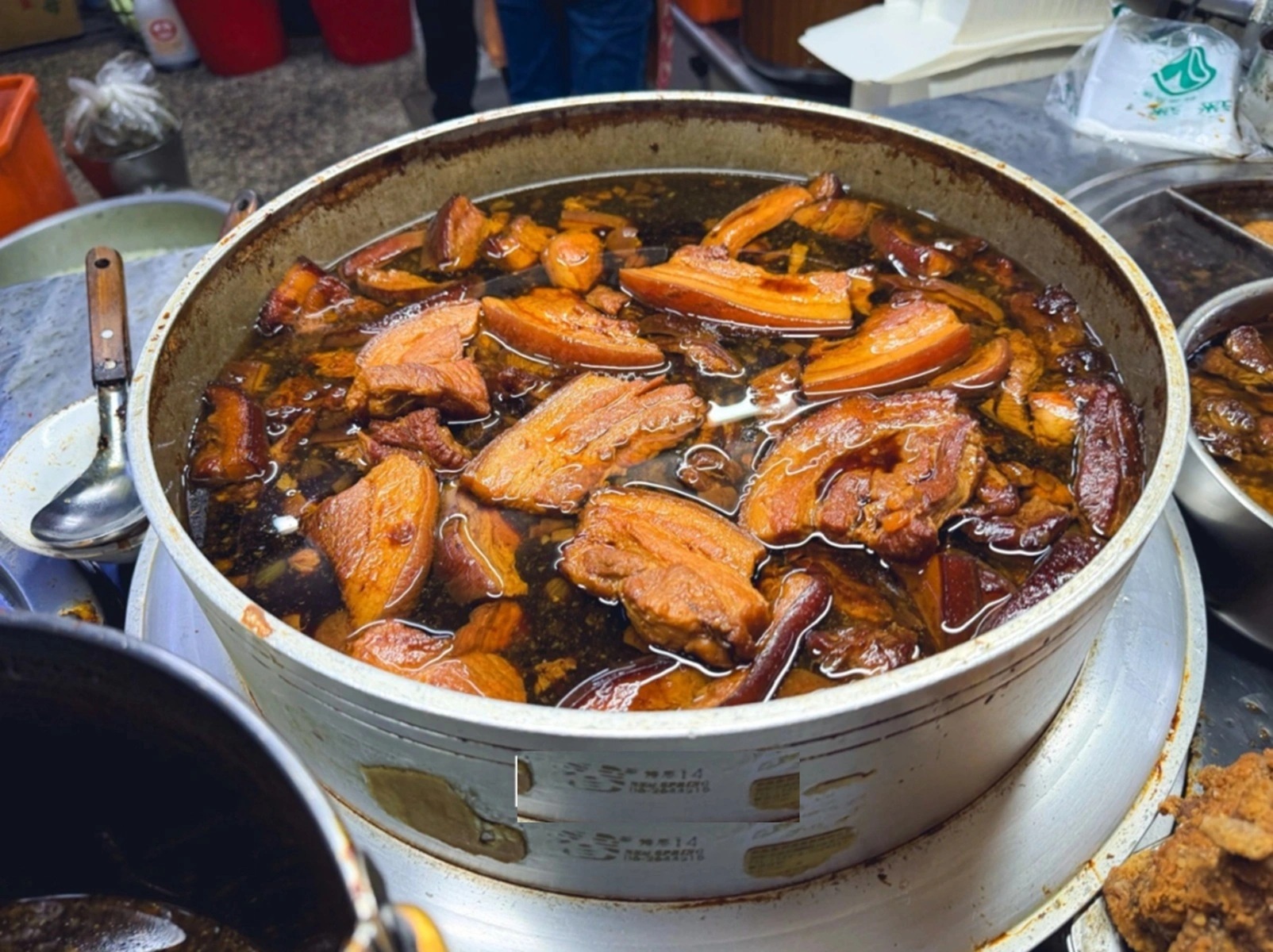 這家40年排骨飯很多人沒吃過，不用百元能吃飽，免費味噌湯夠實惠
