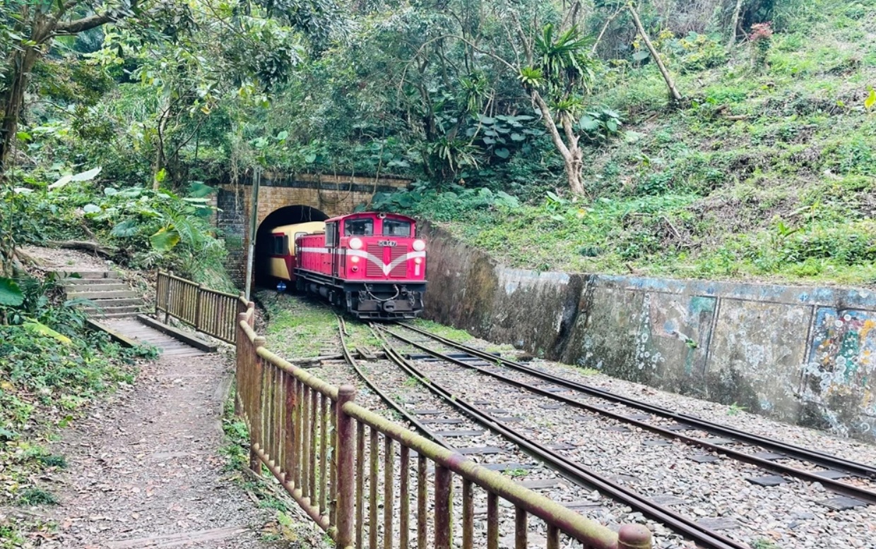嘉義【獨立山車站】來回兩小時入門等級登山步道，探訪隱藏在深山中的小車站， @小兔小安*旅遊札記