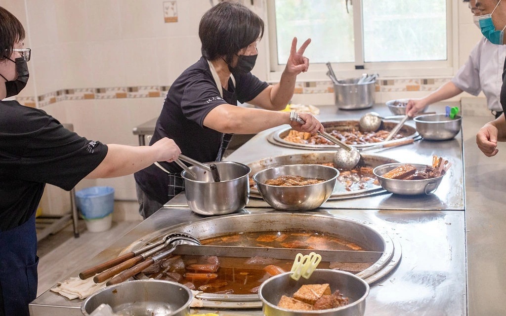 礁溪【三民大飯店】好吃的大鍋滷味餐廳，有附免費的停車場真棒 @小兔小安*旅遊札記