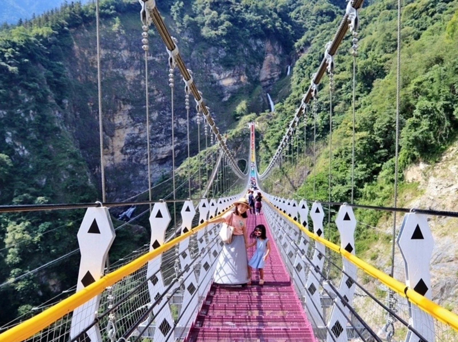 雙龍瀑布七彩吊橋