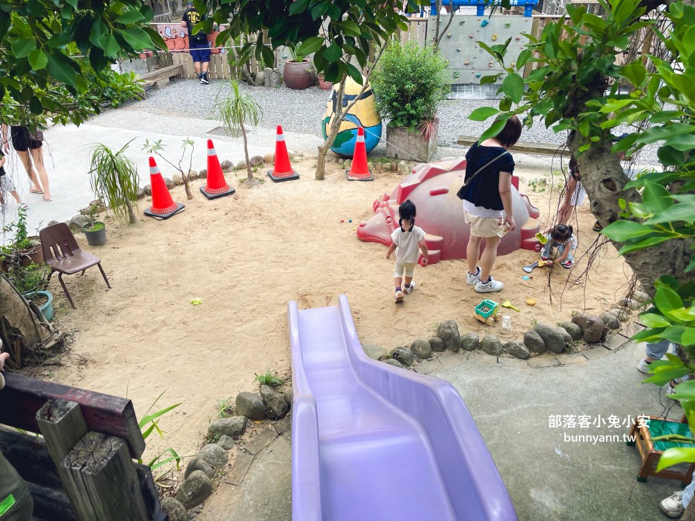 金山【Time奶奶樹屋咖啡樂園】100元低消親子樂園，動物、咖啡和樹屋每樣都好玩