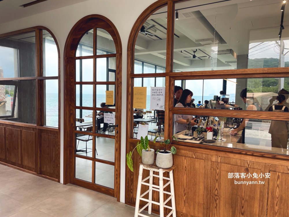 金山【Little Ripple 小日波】250元低消的咖啡店，咖啡、海景與環境每樣都好棒
