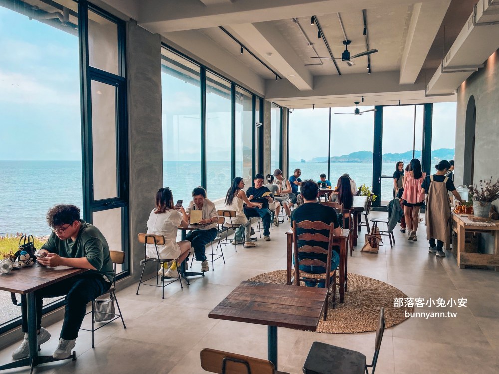 金山【Little Ripple 小日波】250元低消的咖啡店，咖啡、海景與環境每樣都好棒