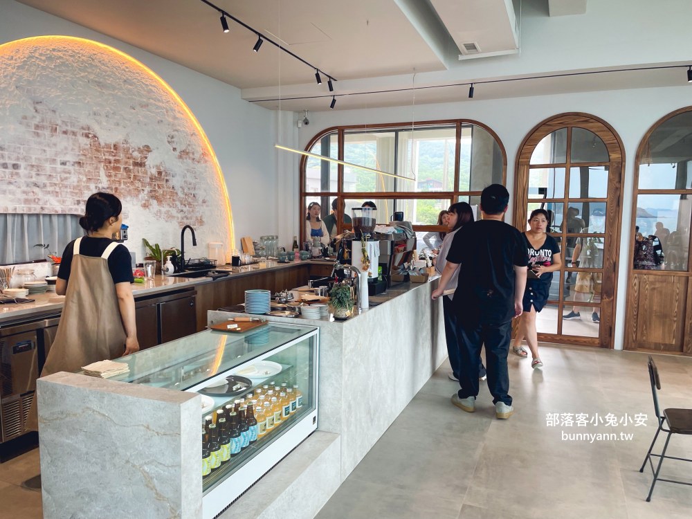 金山【Little Ripple 小日波】250元低消的咖啡店，咖啡、海景與環境每樣都好棒