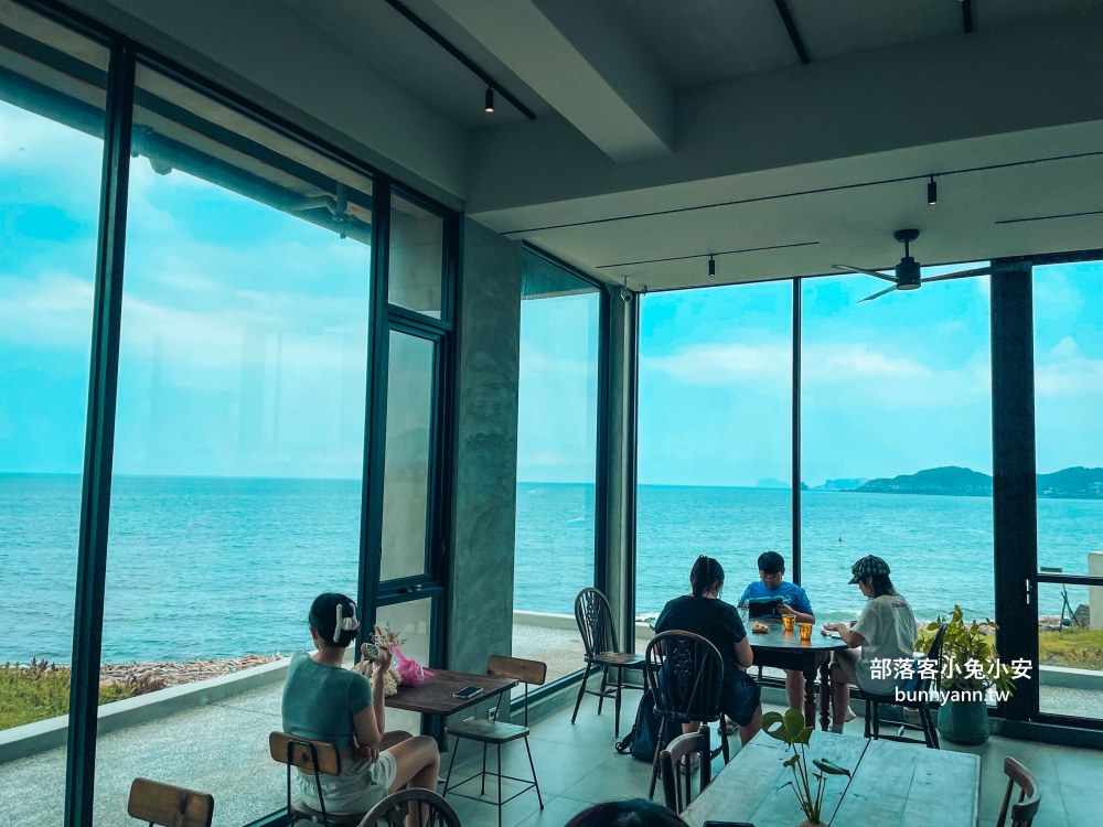 金山【Little Ripple 小日波】250元低消的咖啡店，咖啡、海景與環境每樣都好棒