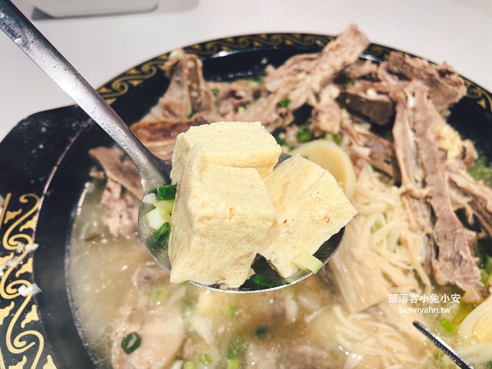 林口【謀魚蝦也蠔】營業到凌晨兩點的餐酒館，生蠔、火鍋和麻辣魚每樣都好吃