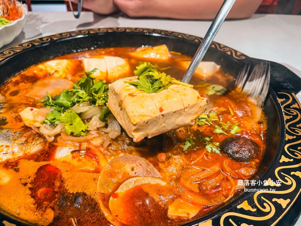 林口【謀魚蝦也蠔】營業到凌晨兩點的餐酒館，生蠔、火鍋和麻辣魚每樣都好吃