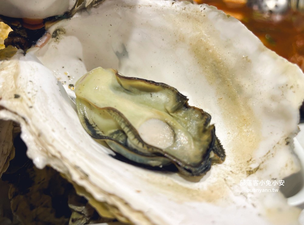 林口【謀魚蝦也蠔】營業到凌晨兩點的餐酒館，生蠔、火鍋和麻辣魚每樣都好吃