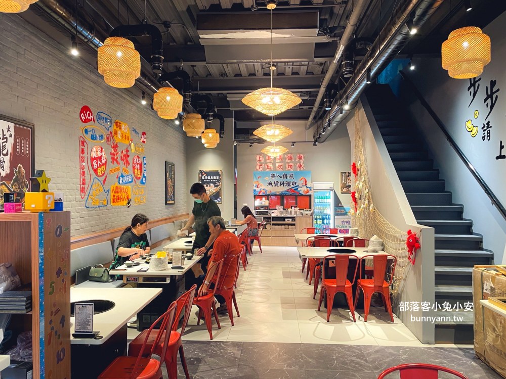 林口【謀魚蝦也蠔】營業到凌晨兩點的餐酒館，生蠔、火鍋和麻辣魚每樣都好吃