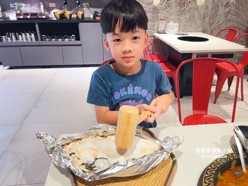 林口【謀魚蝦也蠔】營業到凌晨兩點的餐酒館，生蠔、火鍋和麻辣魚每樣都好吃