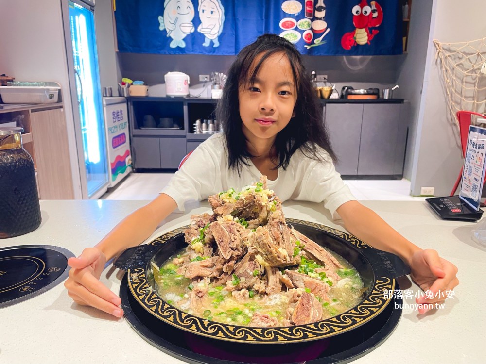 林口【謀魚蝦也蠔】營業到凌晨兩點的餐酒館，生蠔、火鍋和麻辣魚每樣都好吃