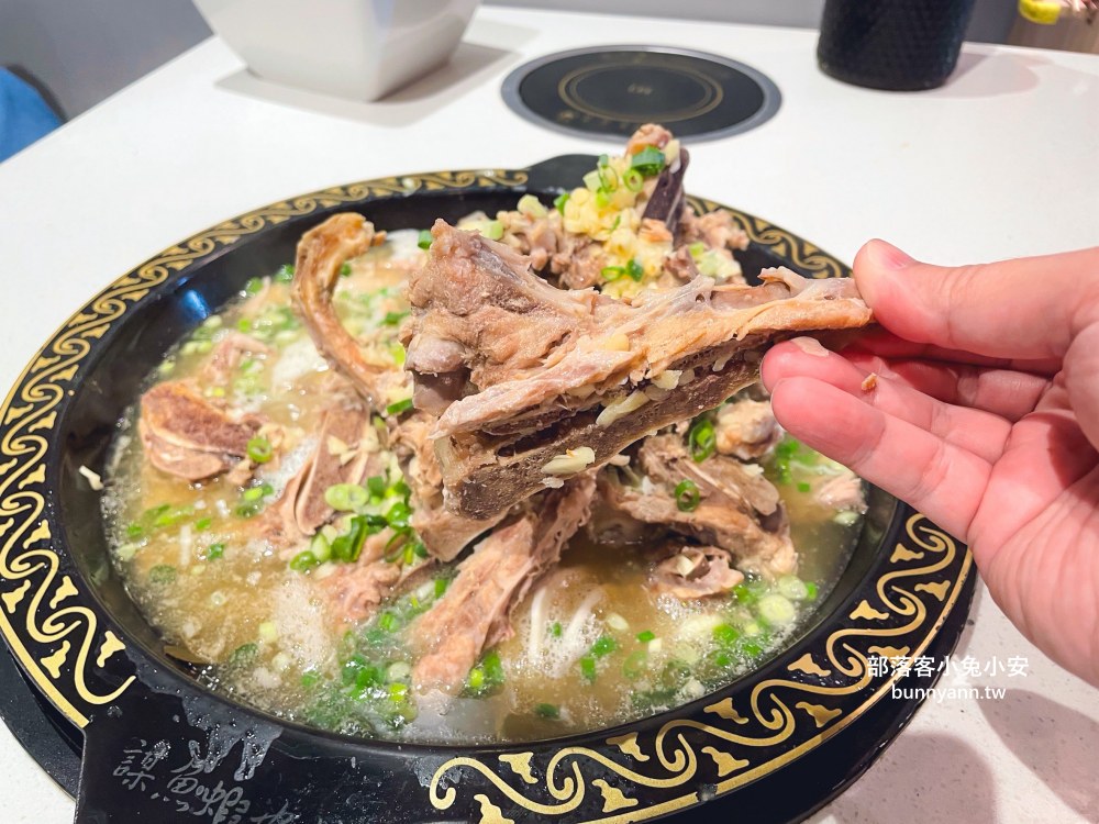 林口【謀魚蝦也蠔】營業到凌晨兩點的餐酒館，生蠔、火鍋和麻辣魚每樣都好吃