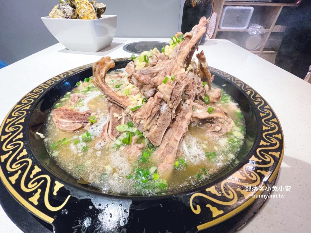林口【謀魚蝦也蠔】營業到凌晨兩點的餐酒館，生蠔、火鍋和麻辣魚每樣都好吃