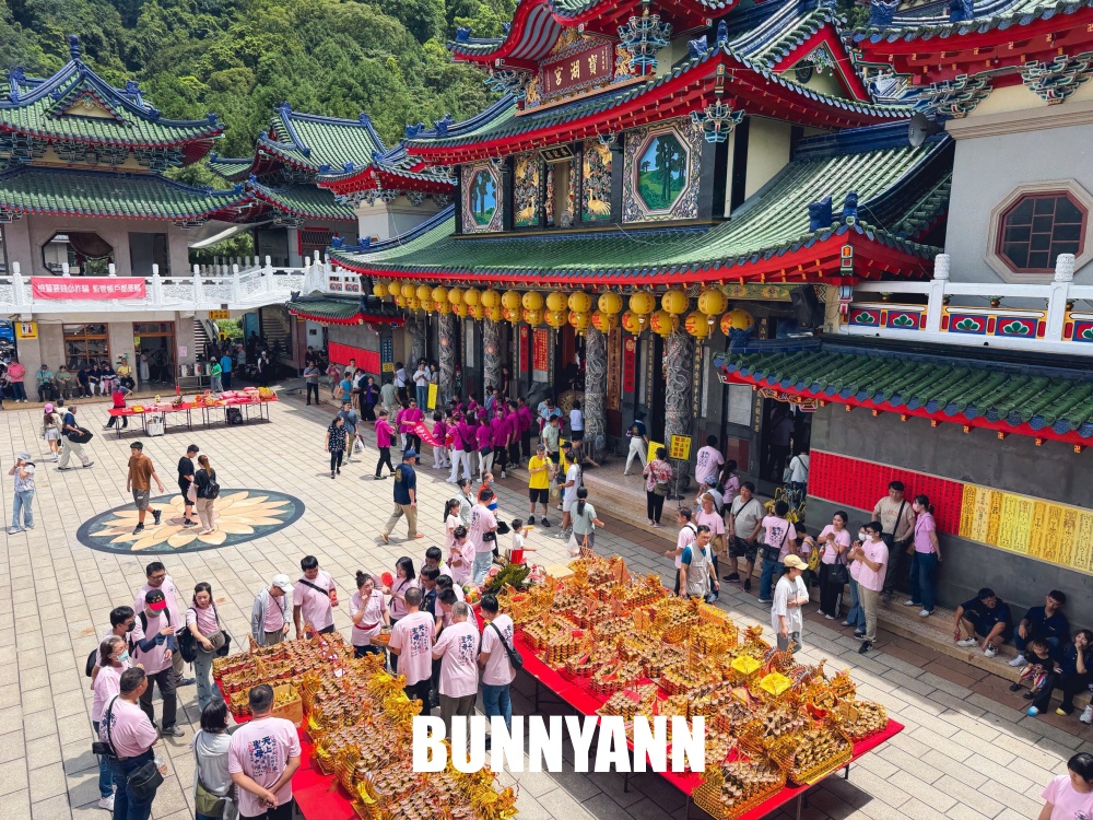 地點在山邊，卻是青瓦廟宇園區，繞一圈一小時很舒心，提供茶水也是招牌