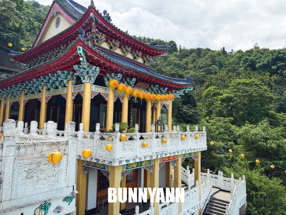 地點在山邊,卻是青瓦廟宇園區,繞一圈一小時很舒心,提供茶水也是招牌 地點在山邊,卻是青瓦廟宇園區,繞一圈一小時很舒心,提供茶水也是招牌