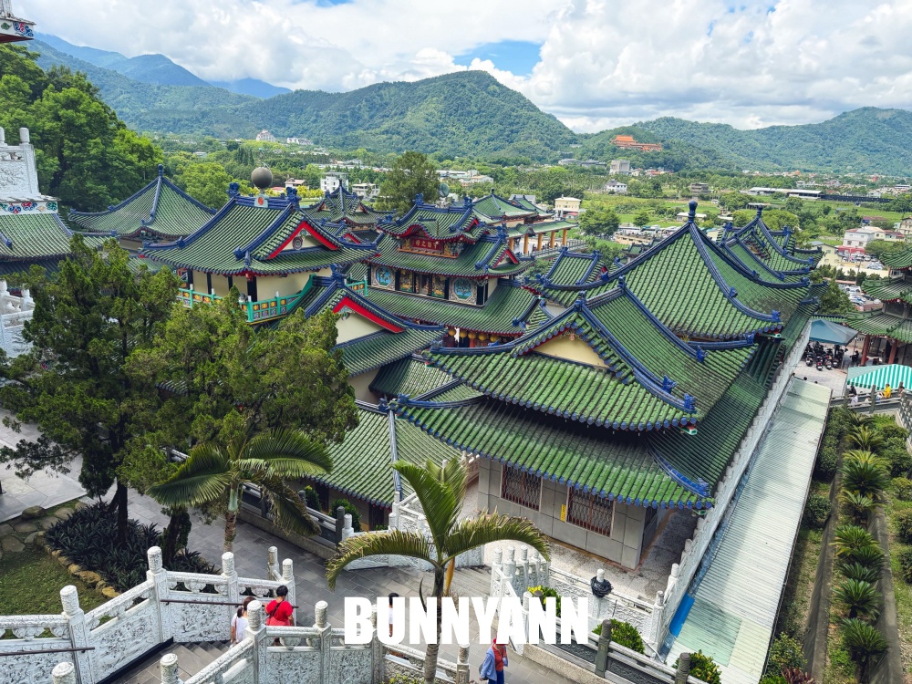 地點在山邊,卻是青瓦廟宇園區,繞一圈一小時很舒心,提供茶水也是招牌 地點在山邊,卻是青瓦廟宇園區,繞一圈一小時很舒心,提供茶水也是招牌