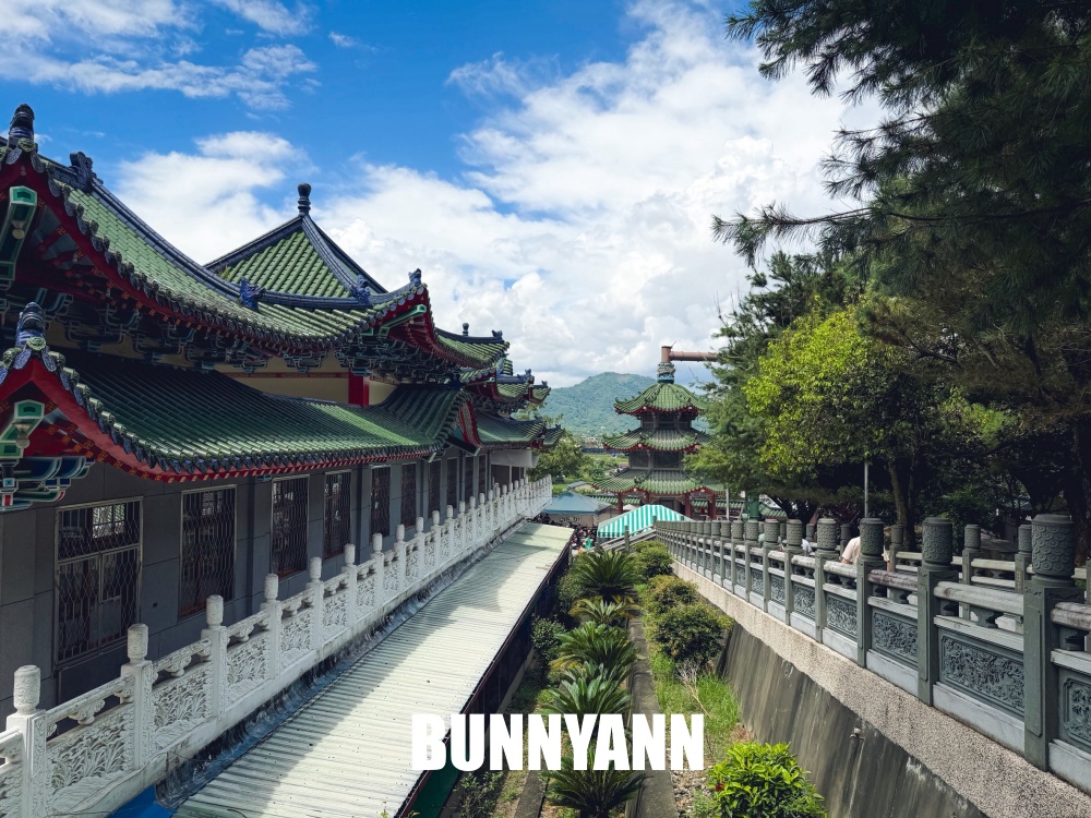 地點在山邊，卻是青瓦廟宇園區，繞一圈一小時很舒心，提供茶水也是招牌