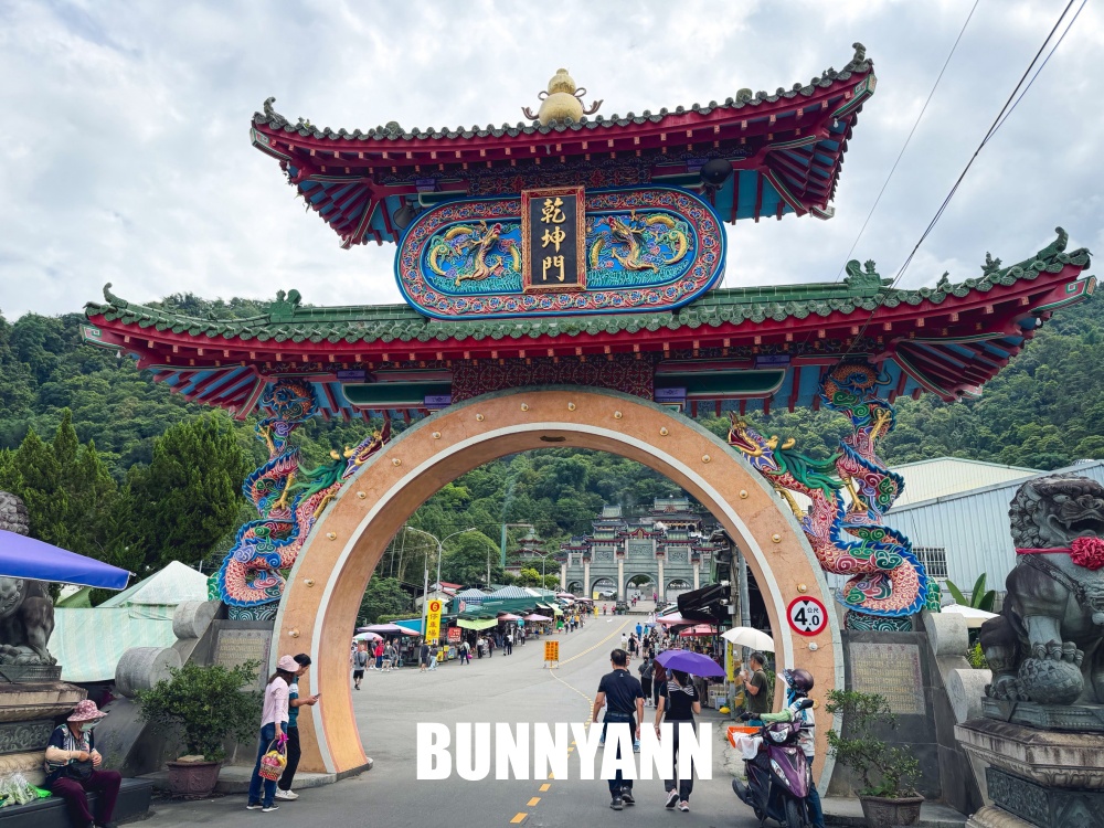 地點在山邊,卻是青瓦廟宇園區,繞一圈一小時很舒心,提供茶水也是招牌 地點在山邊,卻是青瓦廟宇園區,繞一圈一小時很舒心,提供茶水也是招牌