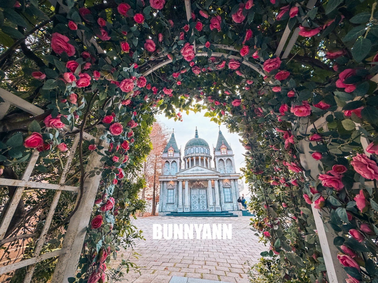 苗栗【愛麗絲的天空攝影基地】美拍繽紛糖果屋、城堡和日式街等豐富元素。