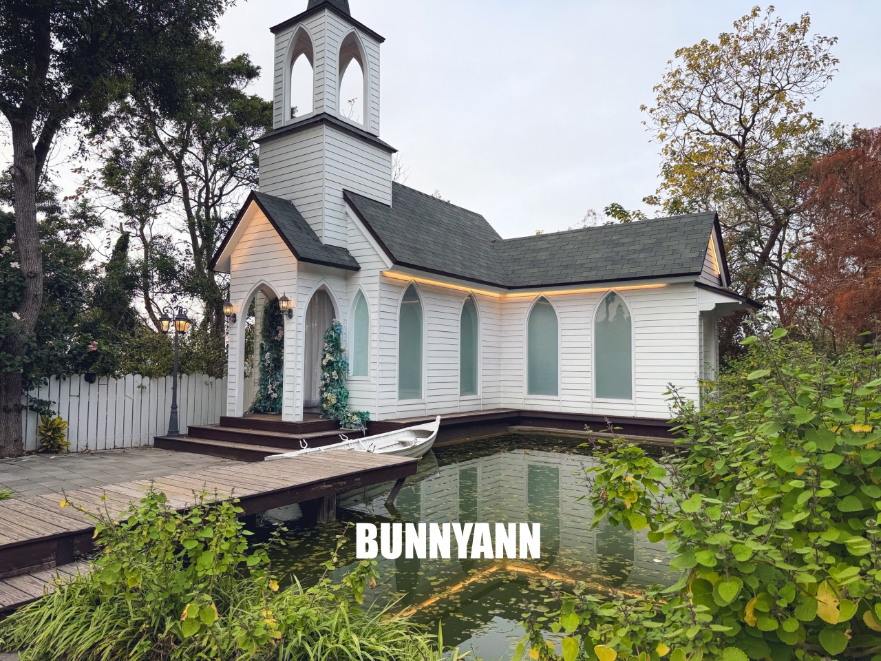 苗栗【愛麗絲的天空攝影基地】美拍繽紛糖果屋、城堡和日式街等豐富元素。