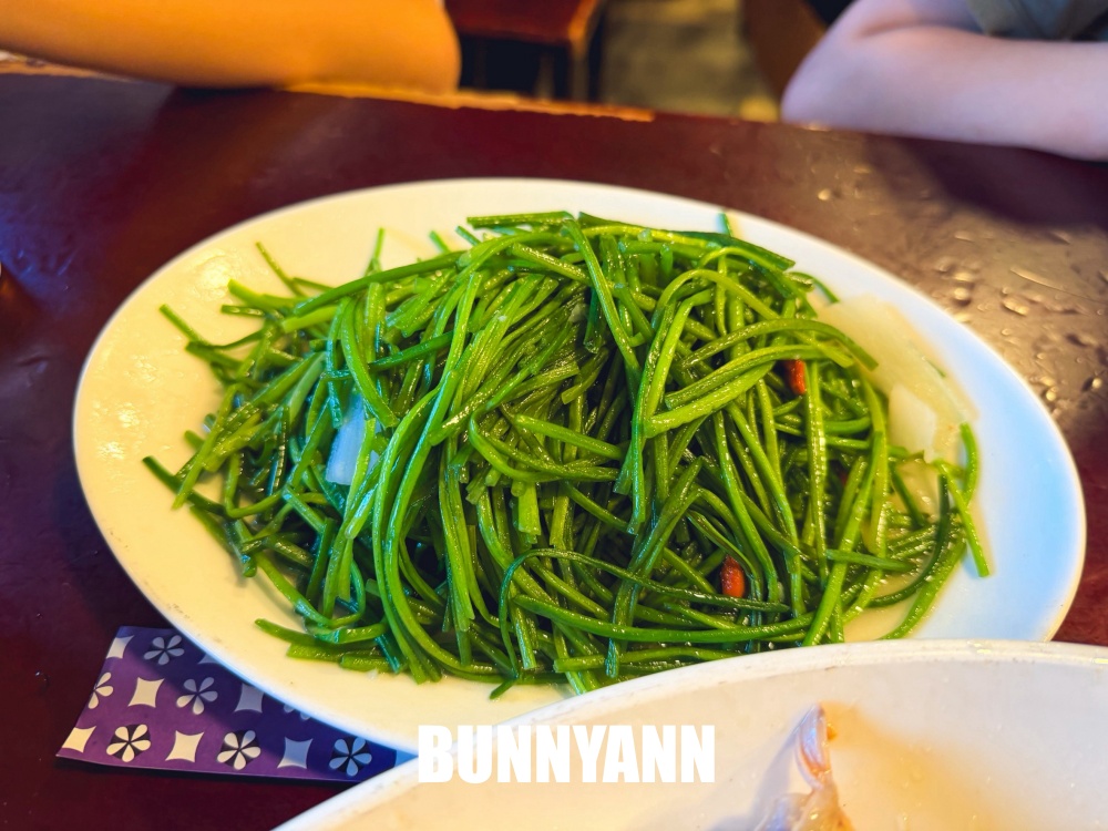 地點在交流道口，是桶仔雞店家，點個三菜一雞就夠吃，豆腐也好吃