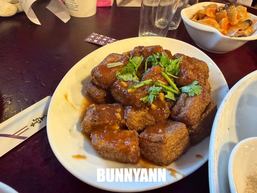 地點在交流道口，是桶仔雞店家，點個三菜一雞就夠吃，豆腐也好吃
