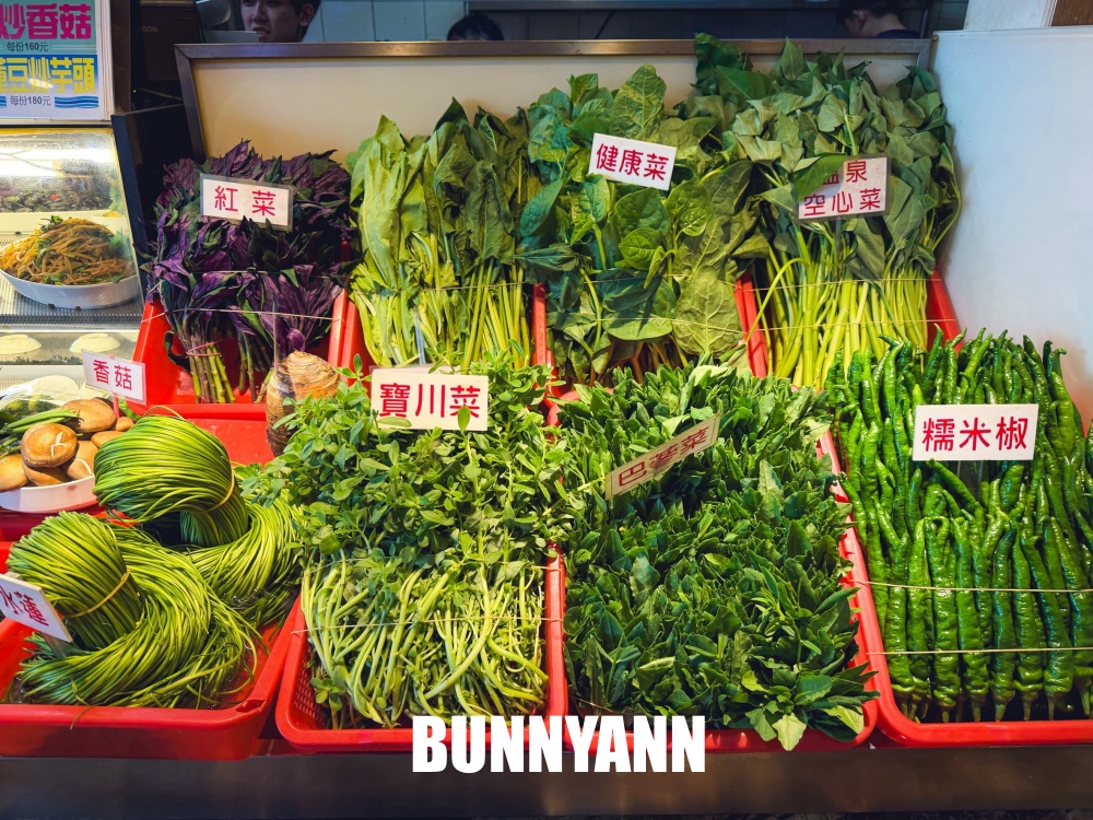 地點在交流道口，是桶仔雞店家，點個三菜一雞就夠吃，豆腐也好吃
