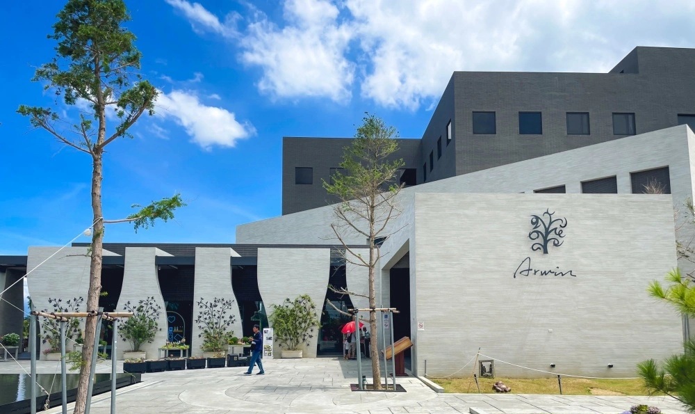 台南「雅聞湖濱療癒森林」超好拍！玫瑰步道、脈輪花園、精靈小屋美到爆，每天都開放喔！