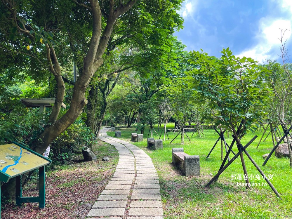 金山【磺溪頭清水園區】水很冰涼又淺淺的戶外親水區