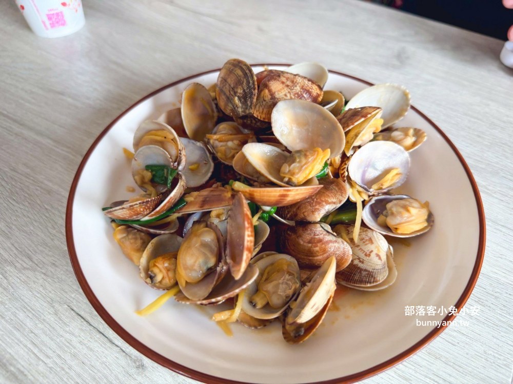 馬崗漁港【嗨九蒸鮮小吃】等候時間20分鐘的小吃店，現抓龍蝦和鮑魚都好吃
