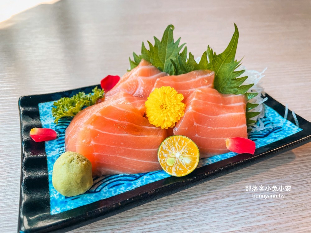 宜蘭「津吉餐酒館」營業到凌晨的餐酒館，滷肉飯、生蠔和海大蝦每樣都好吃