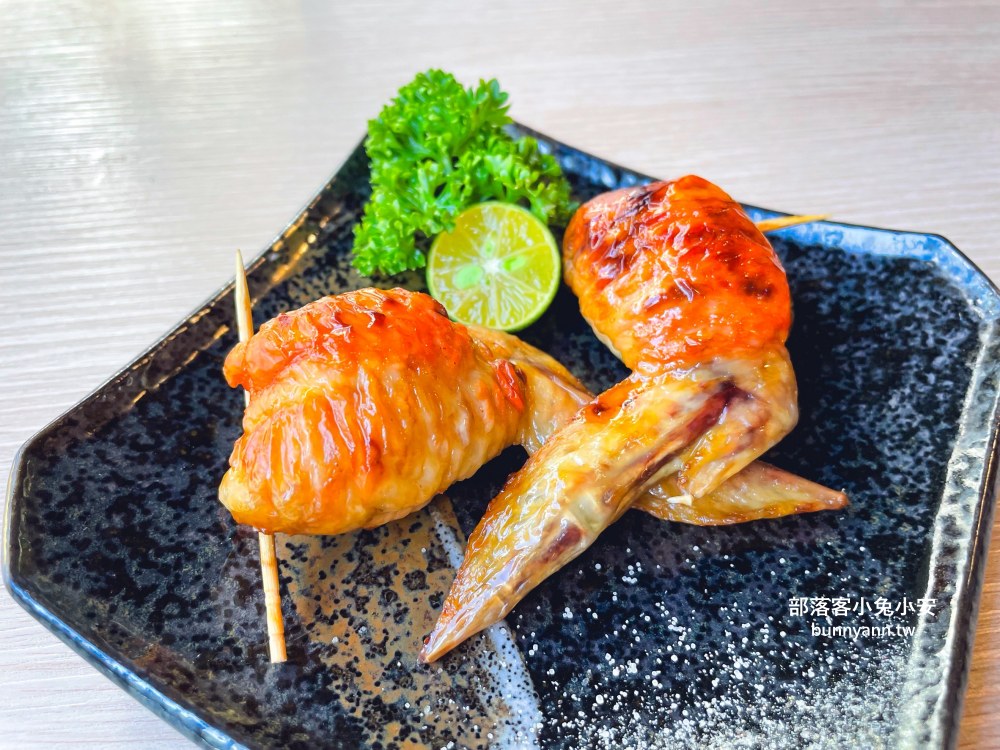 宜蘭「津吉餐酒館」營業到凌晨的餐酒館，滷肉飯、生蠔和海大蝦每樣都好吃