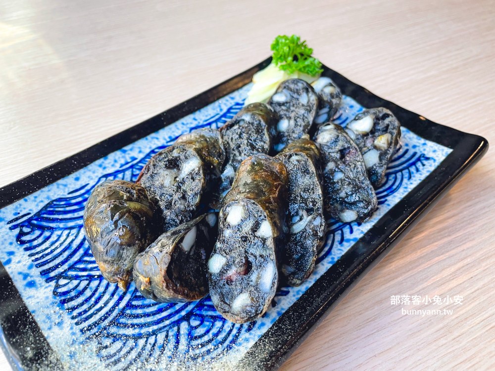 宜蘭「津吉餐酒館」營業到凌晨的餐酒館，滷肉飯、生蠔和海大蝦每樣都好吃