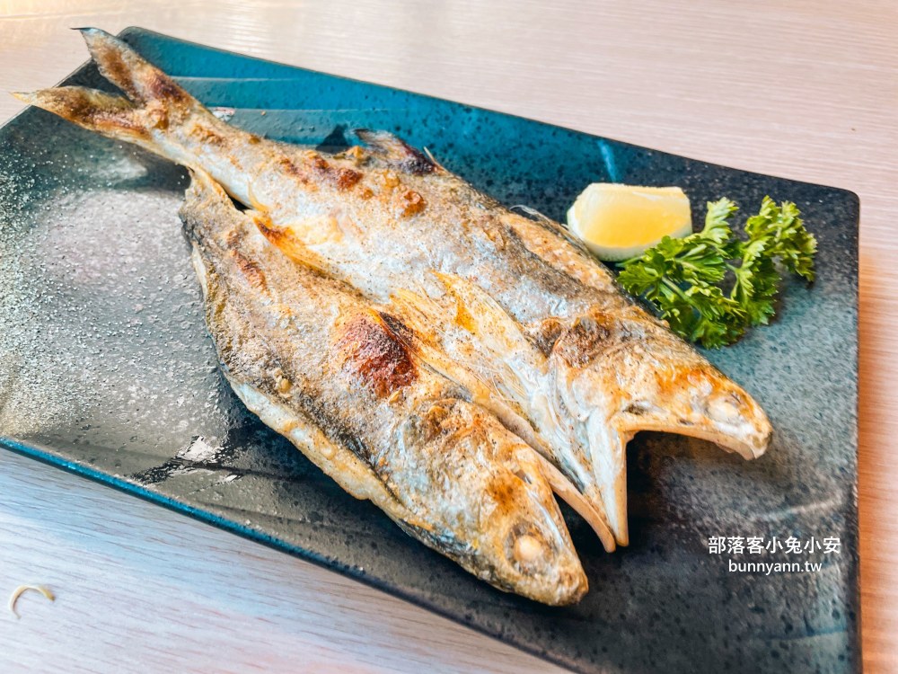宜蘭「津吉餐酒館」營業到凌晨的餐酒館，滷肉飯、生蠔和海大蝦每樣都好吃