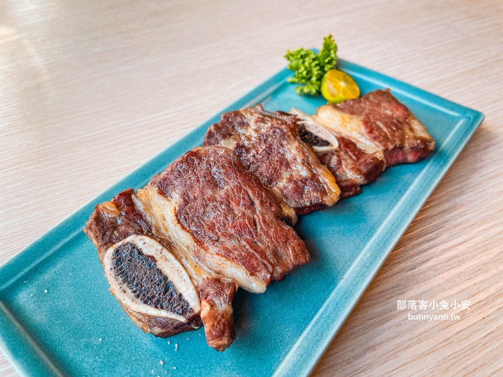 宜蘭「津吉餐酒館」營業到凌晨的餐酒館，滷肉飯、生蠔和海大蝦每樣都好吃
