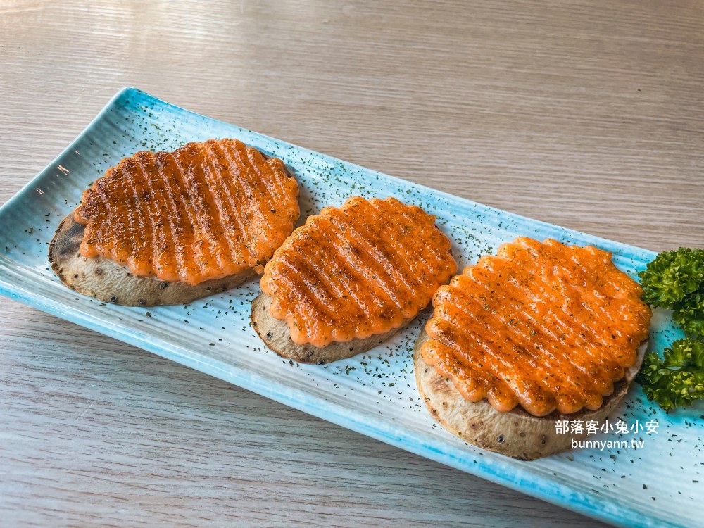 宜蘭「津吉餐酒館」營業到凌晨的餐酒館，滷肉飯、生蠔和海大蝦每樣都好吃