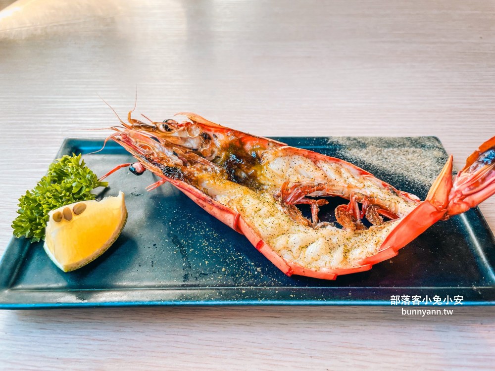 宜蘭「津吉餐酒館」營業到凌晨的餐酒館，滷肉飯、生蠔和海大蝦每樣都好吃