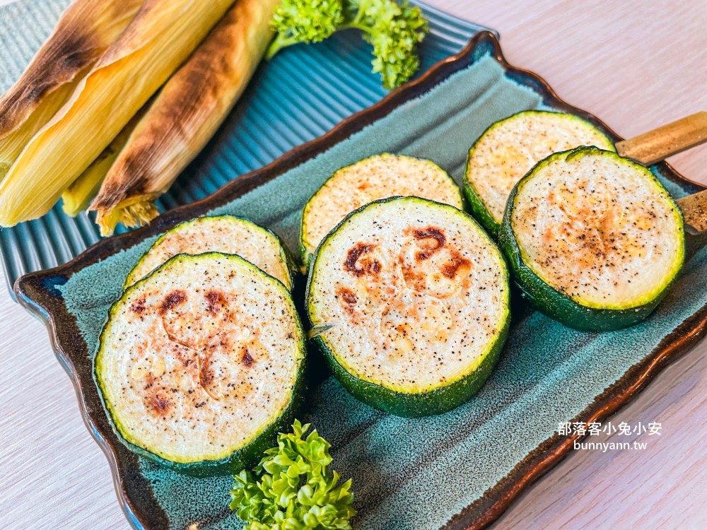 宜蘭「津吉餐酒館」營業到凌晨的餐酒館，滷肉飯、生蠔和海大蝦每樣都好吃