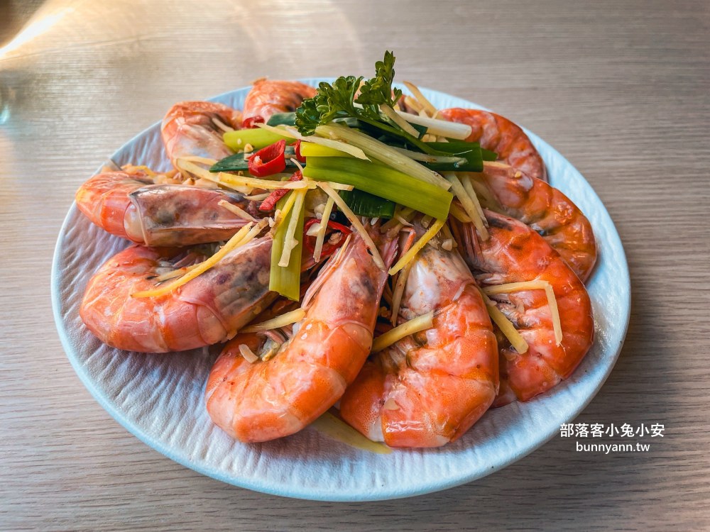 宜蘭「津吉餐酒館」營業到凌晨的餐酒館，滷肉飯、生蠔和海大蝦每樣都好吃
