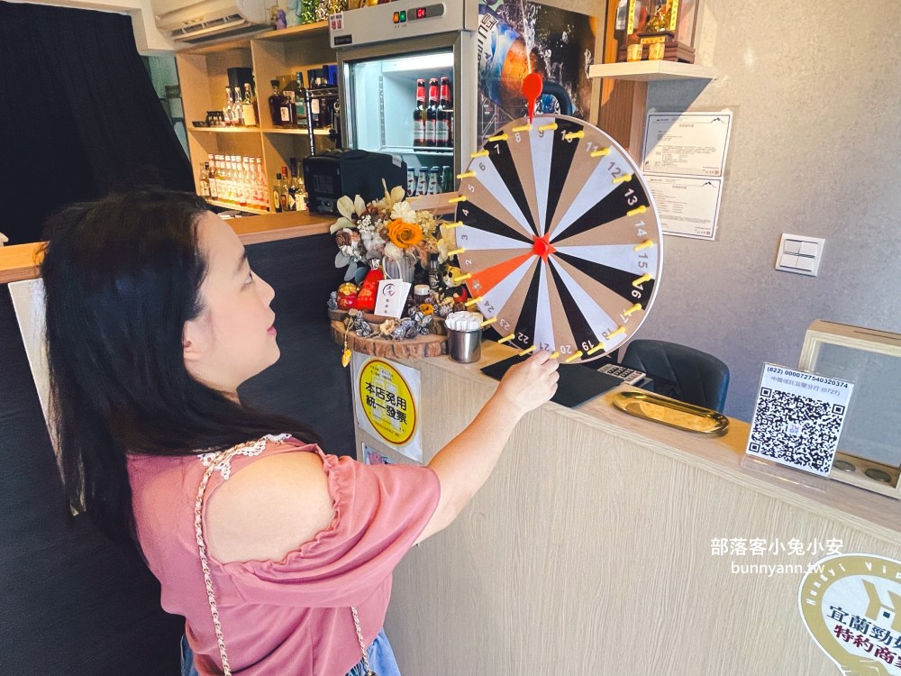 宜蘭「津吉餐酒館」營業到凌晨的餐酒館，滷肉飯、生蠔和海大蝦每樣都好吃