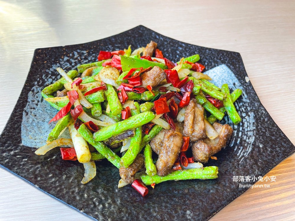 宜蘭「津吉餐酒館」營業到凌晨的餐酒館，滷肉飯、生蠔和海大蝦每樣都好吃