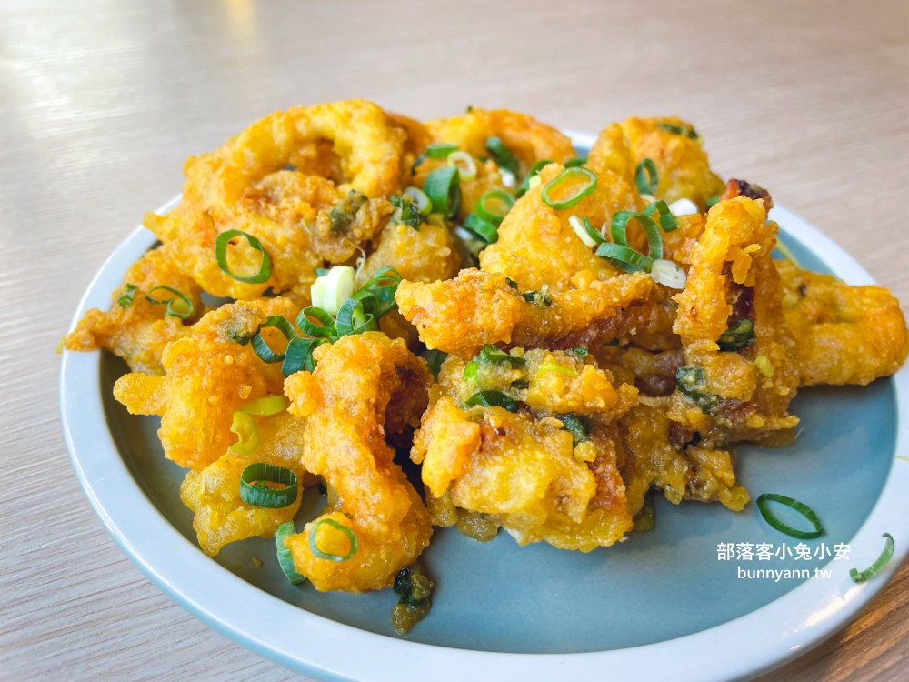 宜蘭「津吉餐酒館」營業到凌晨的餐酒館，滷肉飯、生蠔和海大蝦每樣都好吃
